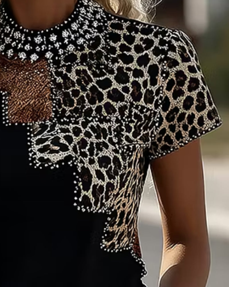 Camiseta con estampado de leopardo, cuello bebé y mangas cortas