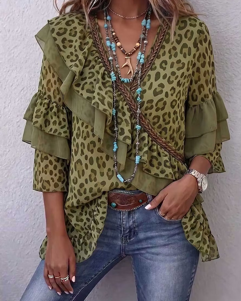 Blusa con escote en V y volante de leopardo
