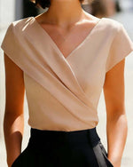 Blusa de cuello en V entallada de manga corta para mujer