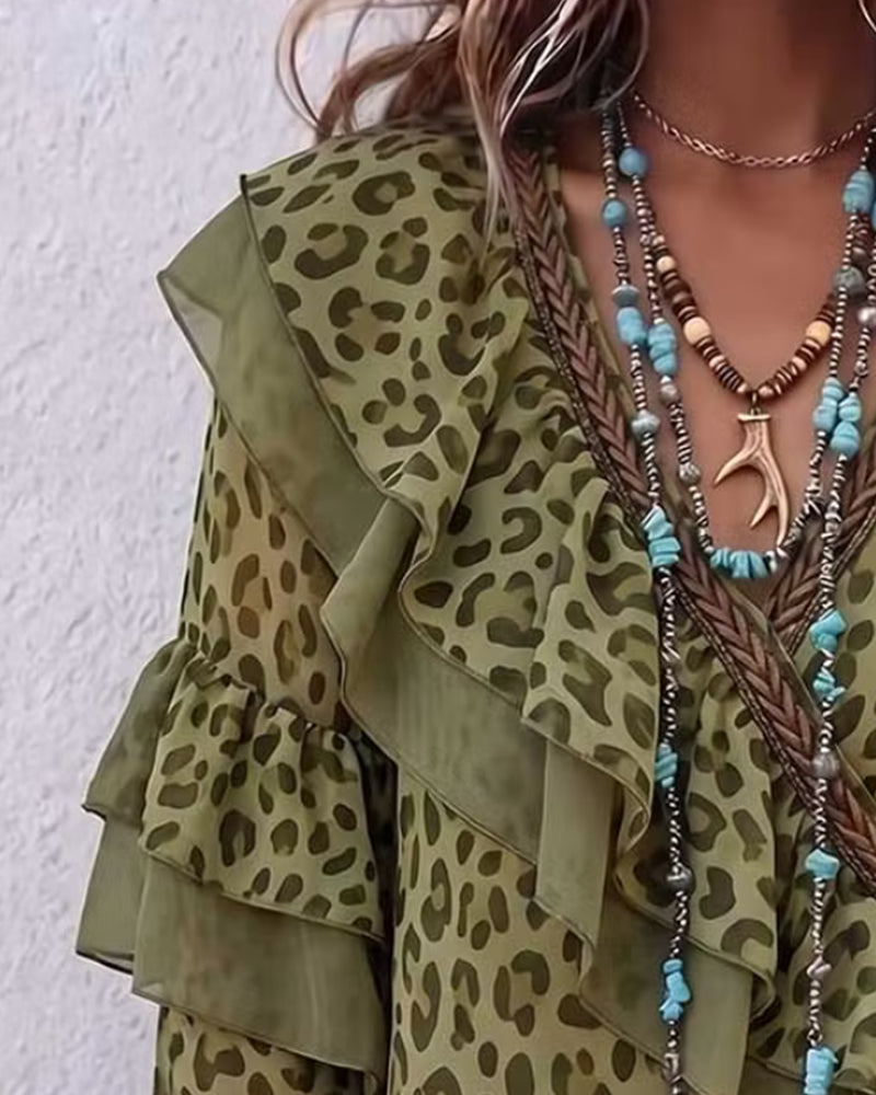Blusa con escote en V y volante de leopardo