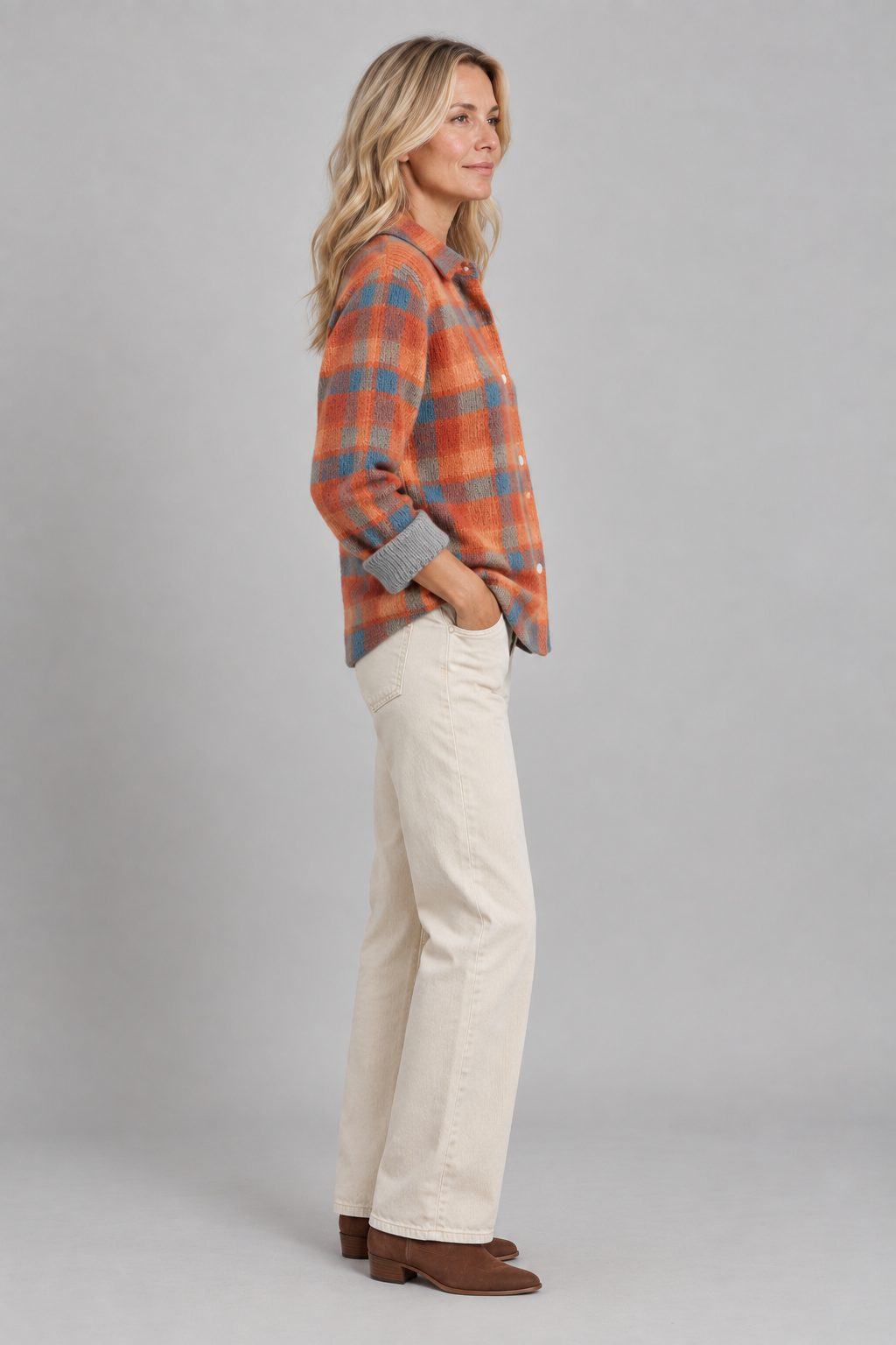Cárdigan de punto a cuadros de Vera Serrat, con diseño colorido y textura suave, ideal para un look casual y cómodo.