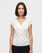 Blusa de cuello en V entallada de manga corta para mujer