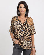 Camiseta de bloques de color con estampado de leopardo, cuello en V, manga corta y corte holgado