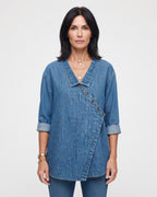 Long-sleeved plain blouse with a collar and diagonal buttons