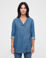 Blusa lisa de manga larga con cuello y botones diagonales