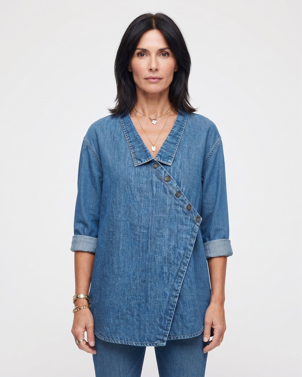 Blusa lisa de manga larga con cuello y botones diagonales