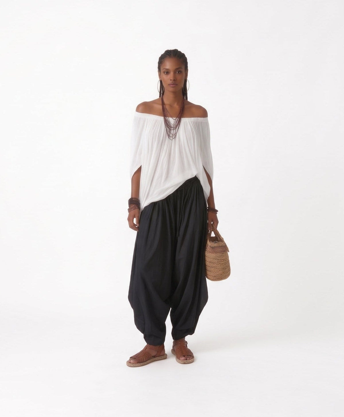 Alba | Conjunto blanco con hombros descubiertos y pantalones tipo farol
