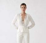 Blusa con escote en V y ribete de encaje.