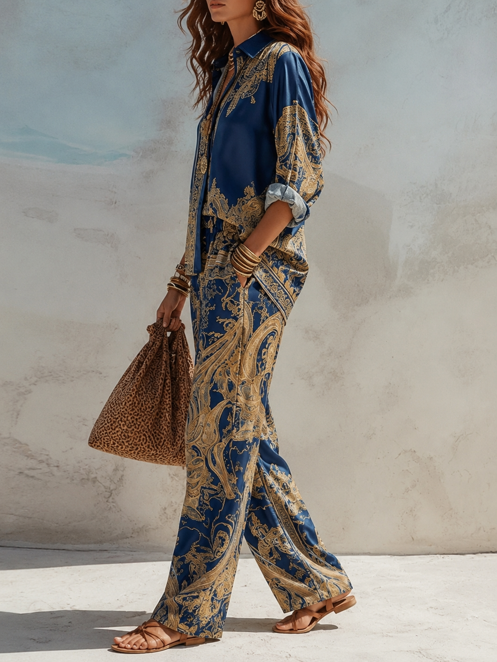 Silvia | Conjunto de Dos Piezas Azul Marino con Estampado Barroco Dorado
