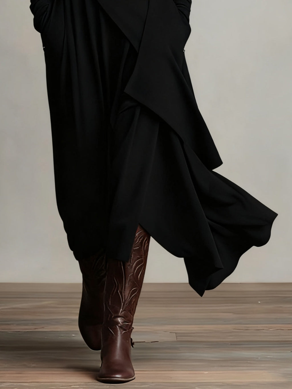 Irene | Vestido Plisado Asimétrico de Cuello Alto
