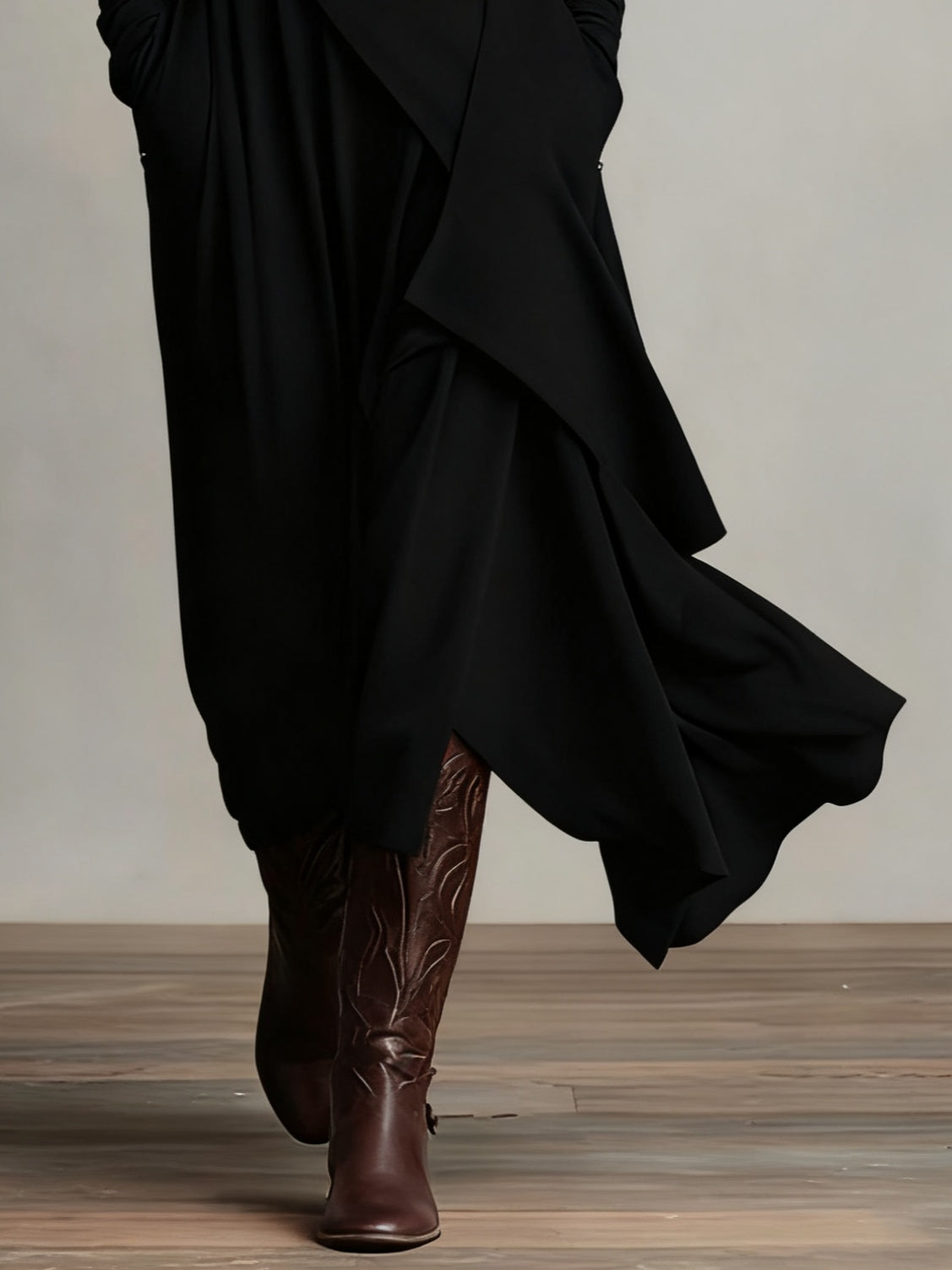 Irene | Vestido Plisado Asimétrico de Cuello Alto