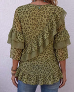 Blusa con escote en V y volante de leopardo