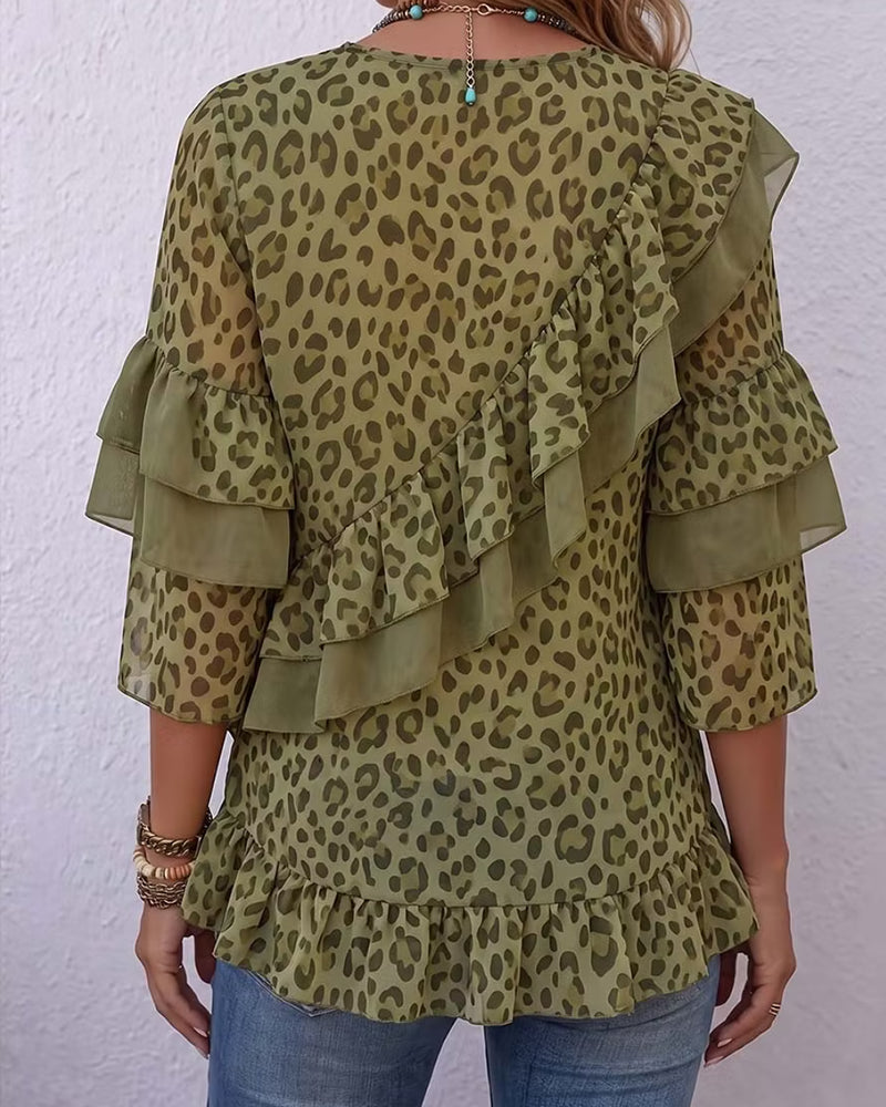 Blusa con escote en V y volante de leopardo