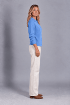 Cárdigan de punto texturizado con botones de la marca Vera Serrat, con diseño moderno y detalles en la imagen.