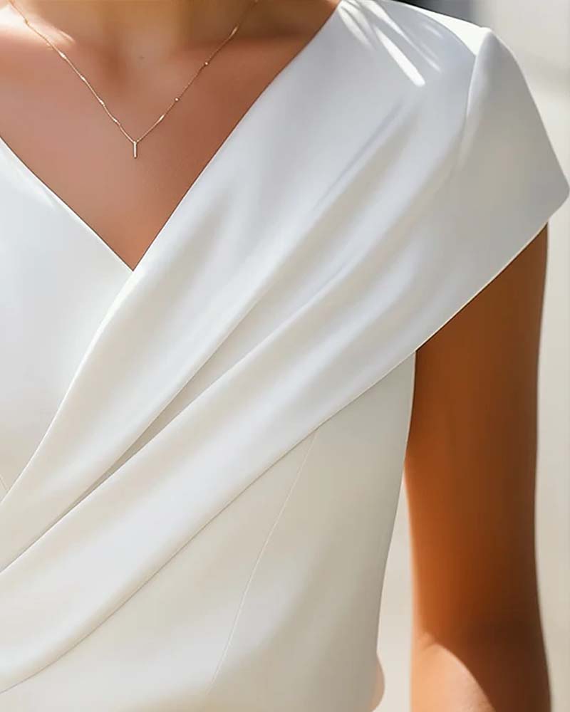 Blusa de cuello en V entallada de manga corta para mujer