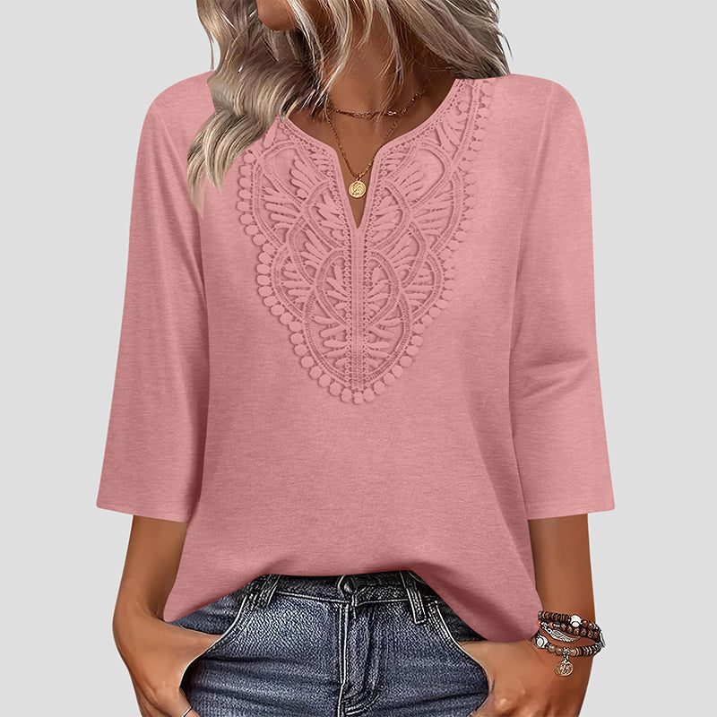 Blusa con escote en V y ribete de encaje.