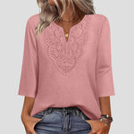 Blusa con escote en V y ribete de encaje.