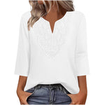 Blusa con escote en V y ribete de encaje.
