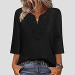 Blusa con escote en V y ribete de encaje.