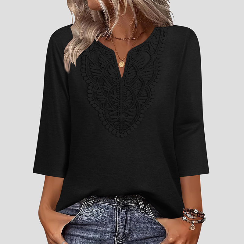 Blusa con escote en V y ribete de encaje.