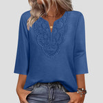 Blusa con escote en V y ribete de encaje.