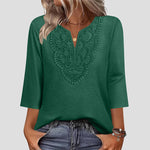 Blusa con escote en V y ribete de encaje.