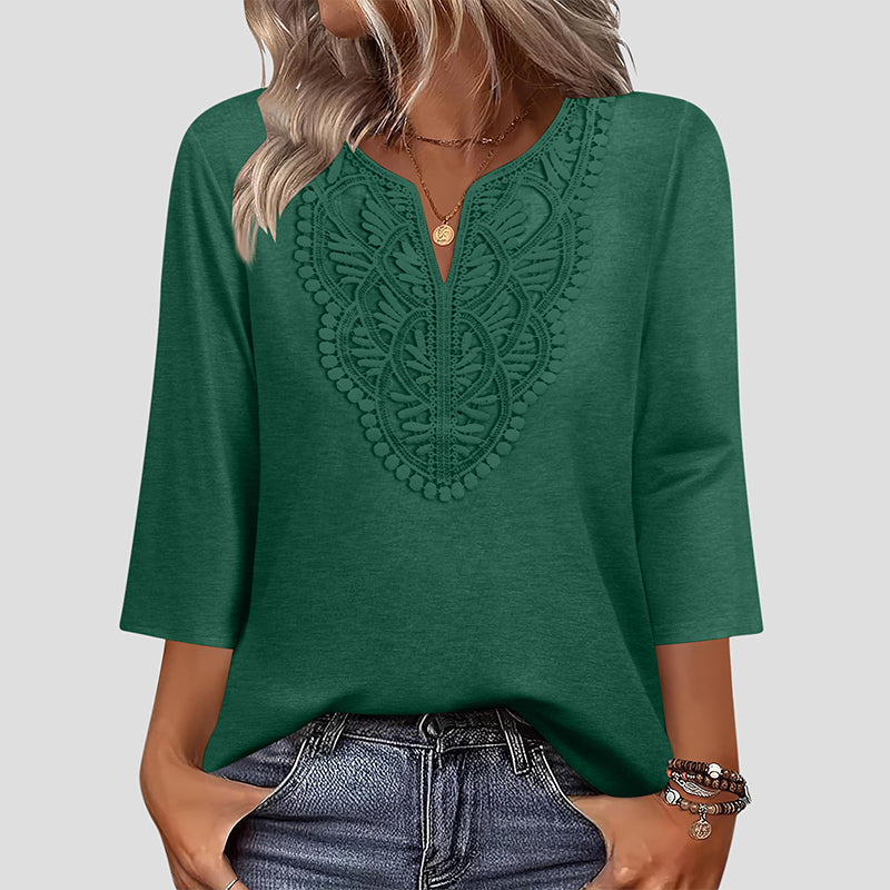 Blusa con escote en V y ribete de encaje.