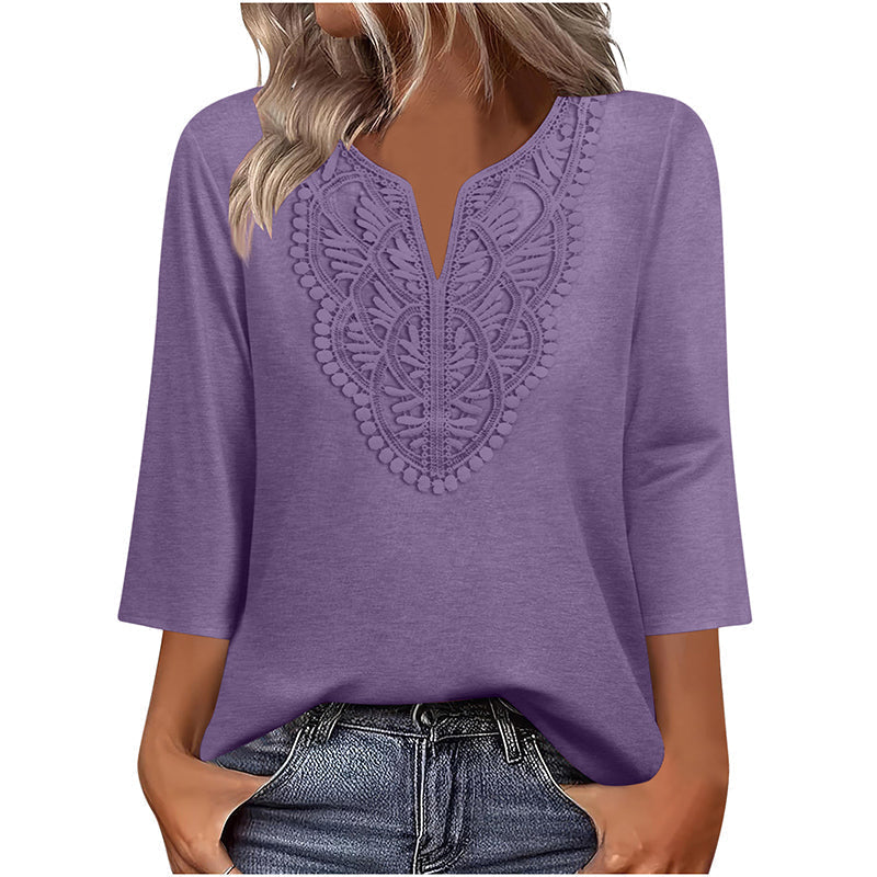 Blusa con escote en V y ribete de encaje.