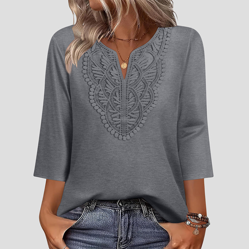 Blusa con escote en V y ribete de encaje.